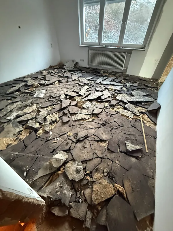 Herausgerissener Bodenbelag in einem Zimmer